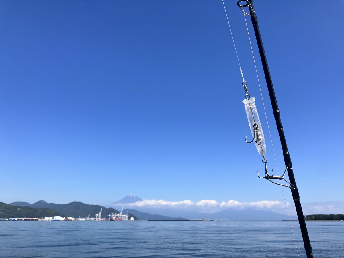 yoichi2831's tweet photo. ウワサ通りカツオなぶらだらけだったけど何投げても食わずキャスティングは敗北😔
タイラバでアカハタ2匹釣って喜んでたら泳がせロッドぶち曲がって50㎝のクエでも出ないガチドラグが走り出してやばいと思ってポンピング混ぜてファイト

上がってきたのは人生初のキジハタ！しかも67㎝5キロ！体高やば https://t.co/noyGCyoU1W