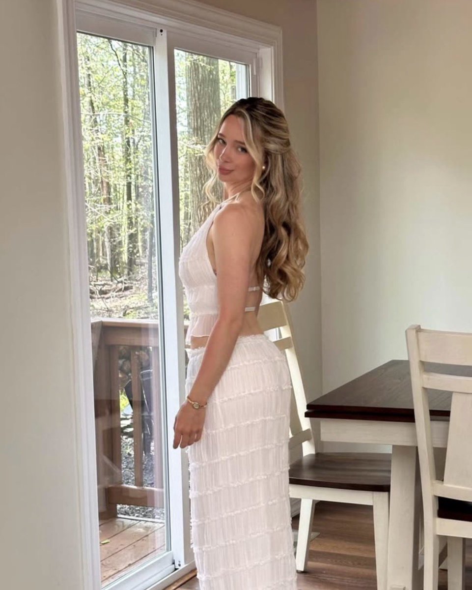 luckcral's tweet image. A feminine woman is a gift from God✨