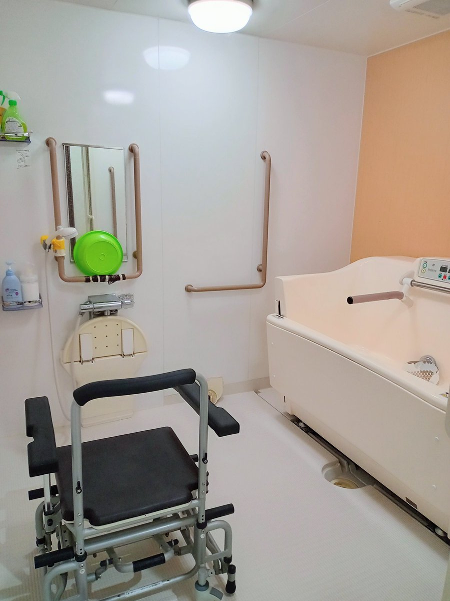 \\ZAG ZAG 介護保険施設//

シニア向けフィットネスジム兼リハビリに特化したデイサービスを見学💚

長年通っているという女性は「こんなに足が上がるんよ！」「ほら、筋肉あるやろ？」と、自慢の体力を見せてくれました🥰

職員の皆様、お元気に体操していた利用者の皆様、ありがとうございました！