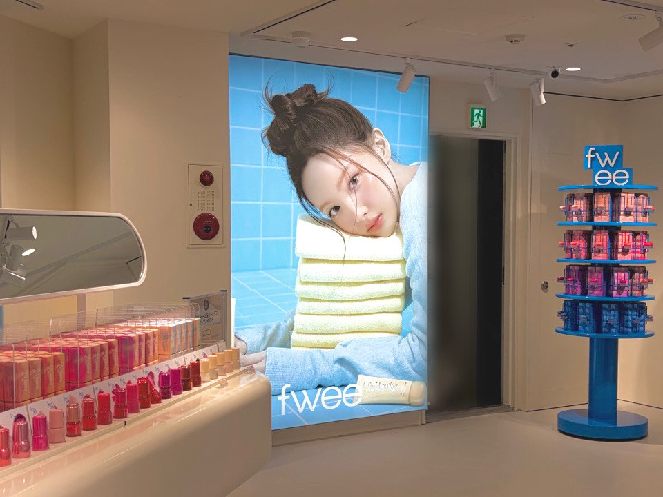 fwee_makeup_jp's tweet photo. ／
フィーアジトにも
TWICEナヨンさん登場🩵
＼

10/25(土)にオープンしたフィーアジト神戸はもちろん
全国のフィーアジトでナヨンさんのビジュアルが公開✨

新商品下地でメイクした、うるツヤ肌のナヨンさんを
ぜひ近くで見てみてください👀🤍

お近くのフィーアジトへGO💨 https://t.co/xh9UPYA3hR