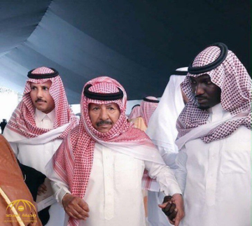 خلف بن هذال، شاعر الوطن، يدخل مجلس الأمير عبد الله بكل ثقة. يلقي بيتًا من الشعر… لكن فجأة، تتغير الأجواء! 😯
الأمير يأمره بالطرد فورًا! 🔥
لكن لحظة… خلف يرد بكلمة واحدة قلبت الموقف تمامًا وجعلته يعود إلى المجلس مرفوع الرأس.

وش قال؟ وكيف تحولت القصة من طرد إلى تقدير؟
الجواب في