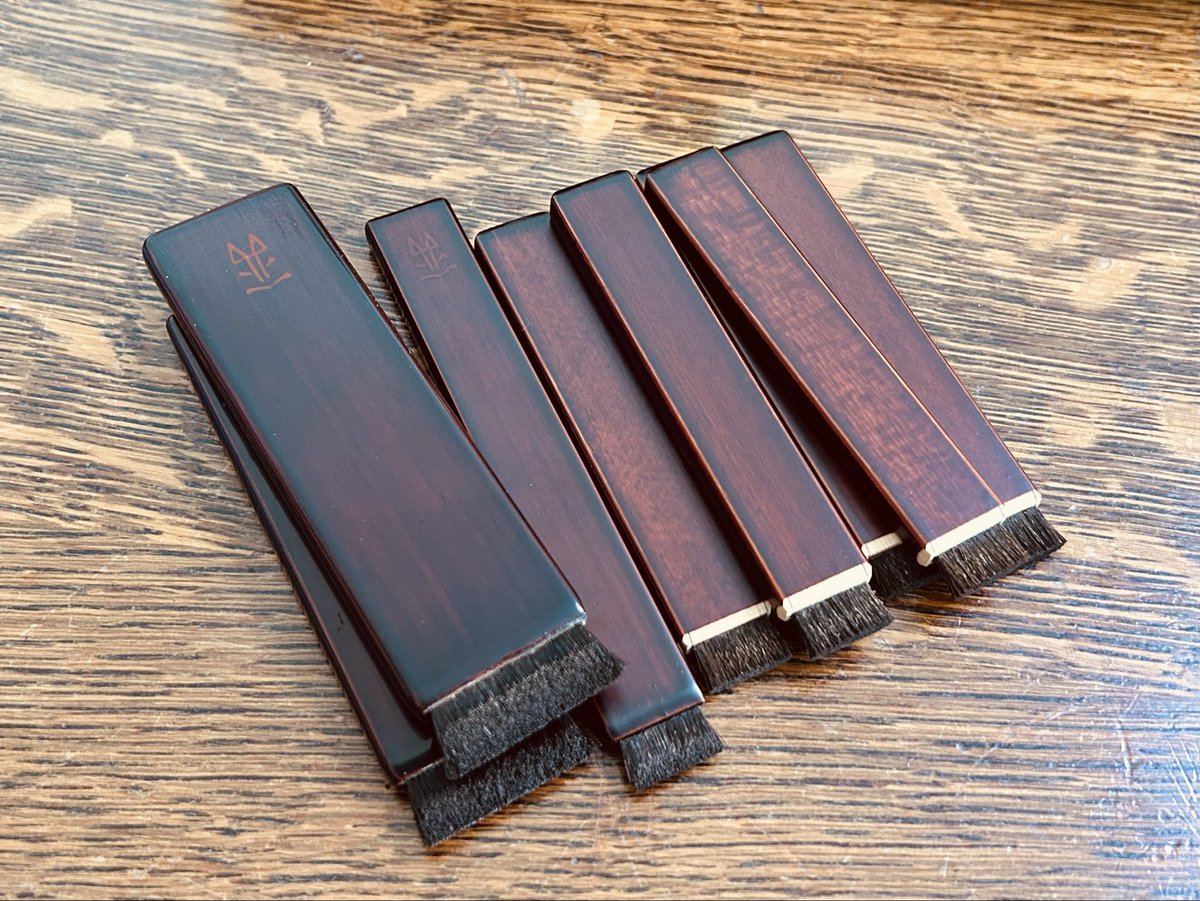 hakekitsune5555's tweet photo. イベントの準備もしつつ…!
過去に試作や遊びで製作してた刷毛らも出してみます😁💦
#URUSAI #漆祭 https://t.co/hvMsQtYN70