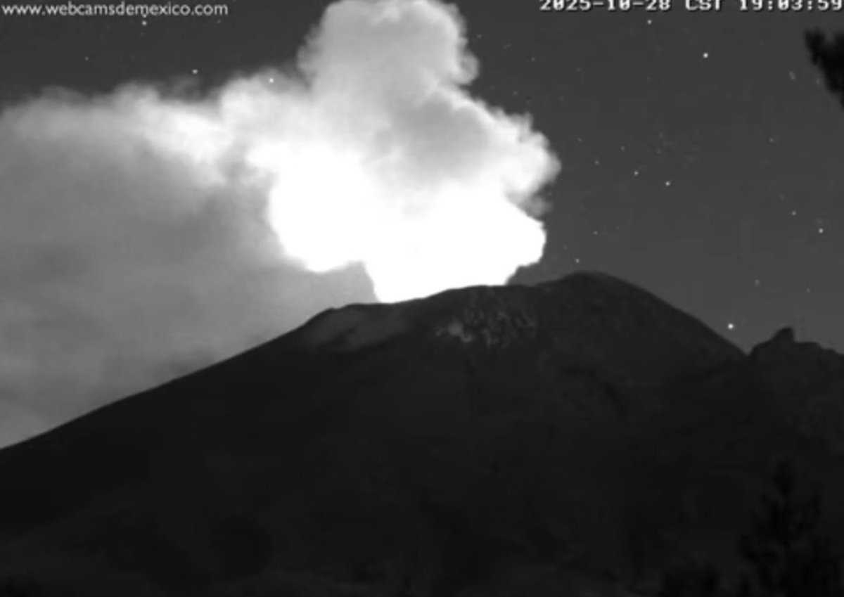 🌋#Impresionante El volcán #Popocatépetl lanzó una fumarola la tarde de este martes, que alcanzó los dos kilómetros de altura, tras un evento de tremor.

Debido a ello, se registró una leve dispersión de ceniza hacia el suroeste, afectando Atlixco y Angelópolis.

El coloso ha