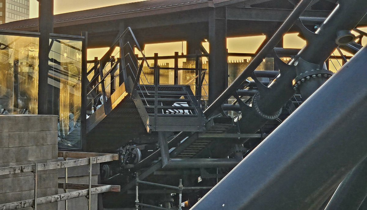 cristalandcris's tweet image. We were hoping to see them test out the Hollywood Drift coaster today, but the test vehicle was sitting before the final inversion. Instead we spotted the Toyota Supra inside the loading station! #UniversalStudios #FastAndFurious #RollerCoaster