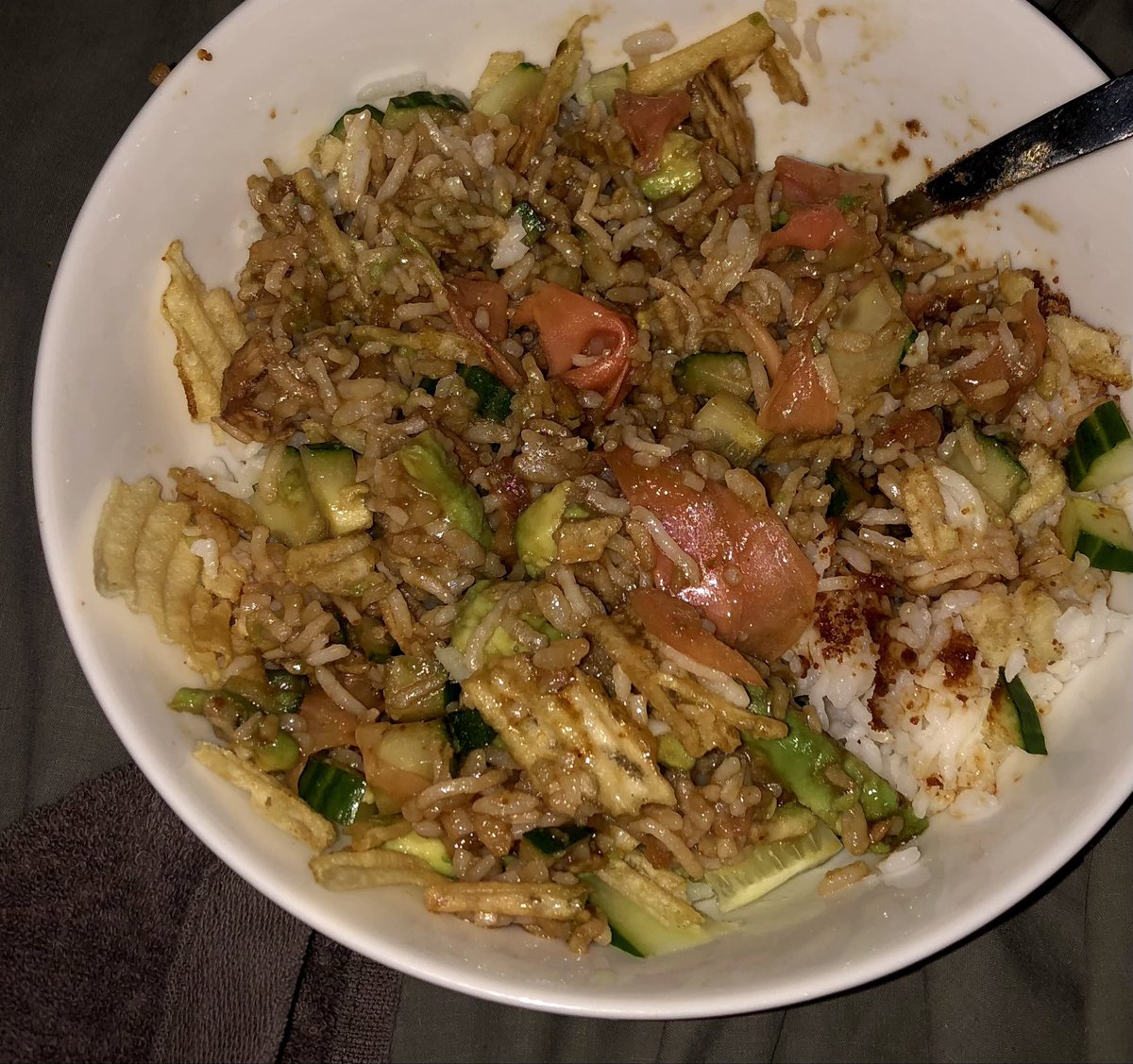 pres_reine's tweet photo. 🍲🥑🥒🫚L’évolution
de mon Buddha bowl.
Riz basmati et calrose
Avocat
Concombre
Gingembre mariné style sushi.
Côtelette de porc mariné sauce soja et cassonade.
Chips nature ondulés
Sauce soja style sushi, sucré.
Wasabi
Huile de tournesol
#Drogue #addictif #Buddhabowl
#Danger