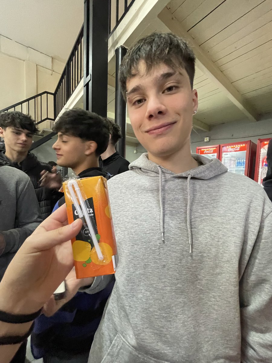 evaanzt's tweet photo. volvió el juguito de naranja al bar 
el pueblo está contento!!! 🧃🍊❤️ https://t.co/wSgdNRkWhR