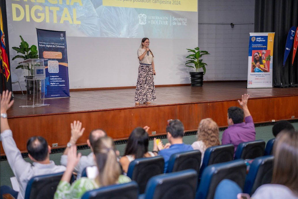 CesarViloriaN's tweet photo. Vivimos en la @utboficial una jornada inspiradora junto a la @ANE_Colombia en la que diferentes actores regionales, académicos y del sector productivo compartimos visiones de cómo la gestión del espectro impulsa el desarrollo digital, la innovación y la conectividad en Colombia. https://t.co/BoyIZGREnx
