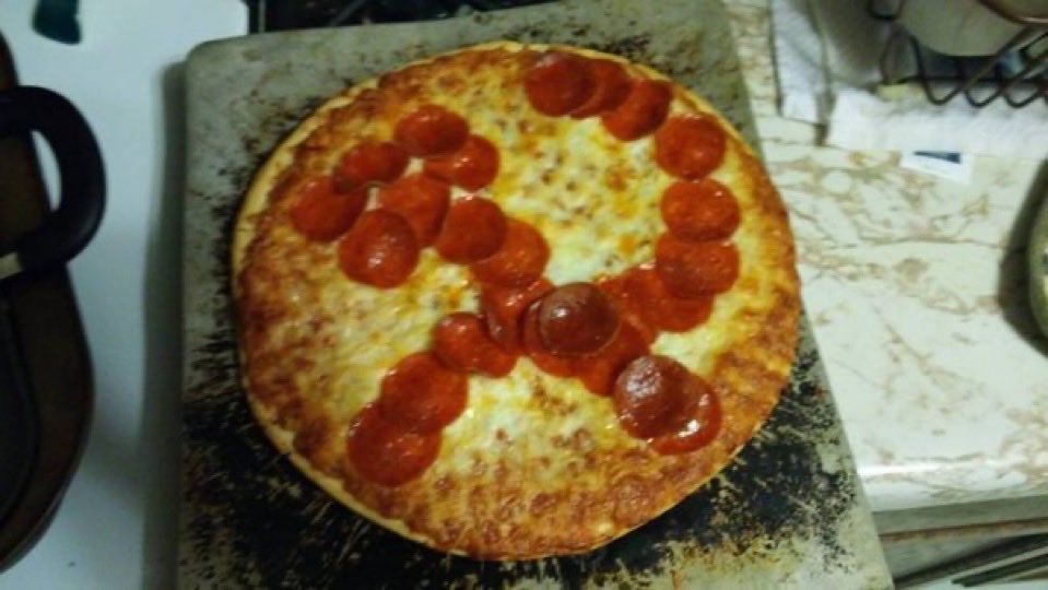 ❗️PILNE❗️

Zamówilem dwie pizze i przywiezli mi coś takiego. Co to jest do kurwy chuja? 😱😡🤬