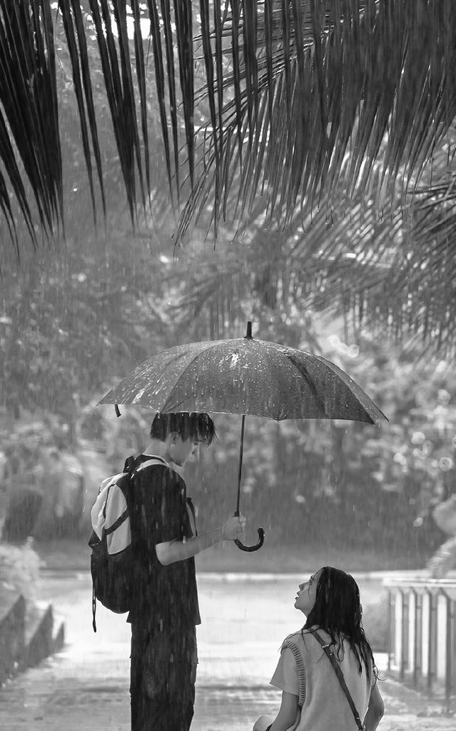 Sevginin pahalı şeylerle işi yok nazım.. 
İlgi anlayış sadakat'.. 
Ve; değer.. 

Her şey sana değer'.. 🍂