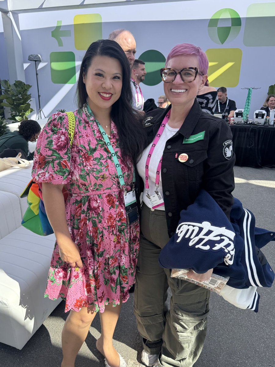 ladyleet's tweet image. First thing at @github universe- seeing @ashleymcnamara !! #universe25 #githubuniverse