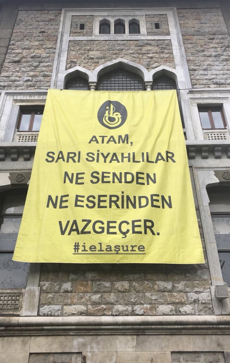 İstanbul Erkek Lisesi'nin (İEL) amblemiyle ilişkilidir ve okulun mezunları ve mensuplarının Atatürk'ün ilkelerine bağlılığını ve okulun mirasına sahip çıkma kararlılığını vurgular.