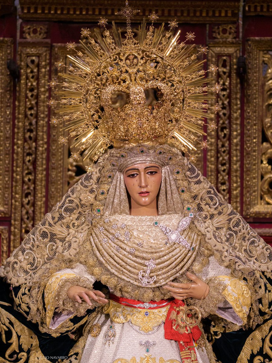 Besamanos extraordinario a la Esperanza de Triana. 

📸 JulioNavarro