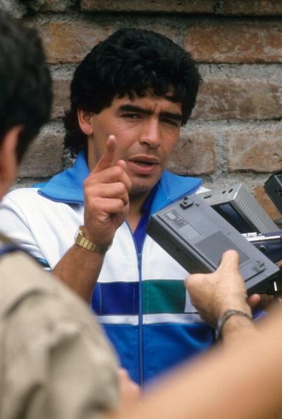A Diego, por más que lo intenten, no lo van a borrar nunca de la historia.

Nunca van a sentirlo, no pueden nombrarlo, porque saben lo que la trascendencia de Maradona representa en la gente.

Su mirada, aún sin estar en este plano, les quema.