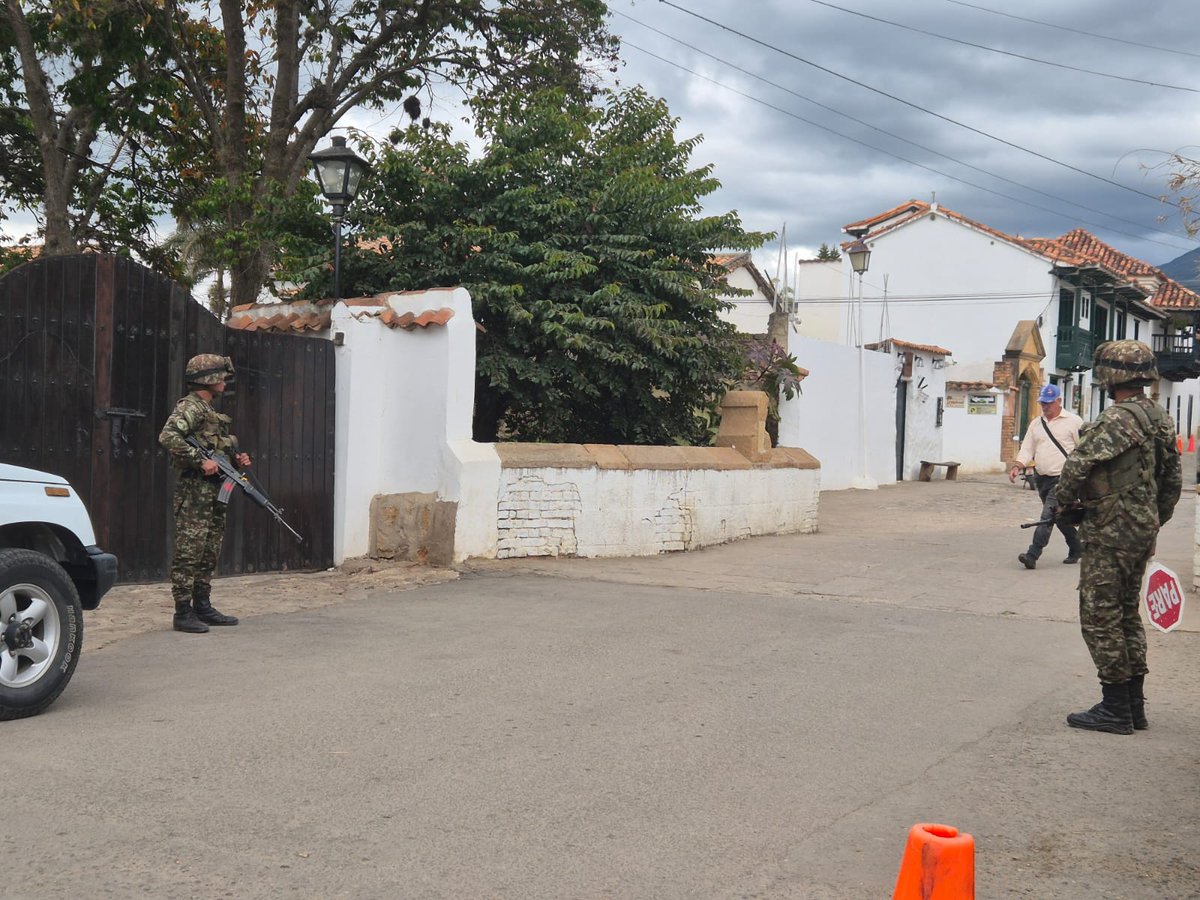 Ejercito_Div5's tweet photo. En el área general del municipio de Villa de Leyva, nuestros soldados del Batallón de Infantería N.° 2 Sucre de la #PrimeraBrigada trabajan con compromiso para garantizar la seguridad de la población civil y mantener un entorno tranquilo y protegido.
 #GarantesDelDesarrollo

#NuestroCompromisoEsColombia