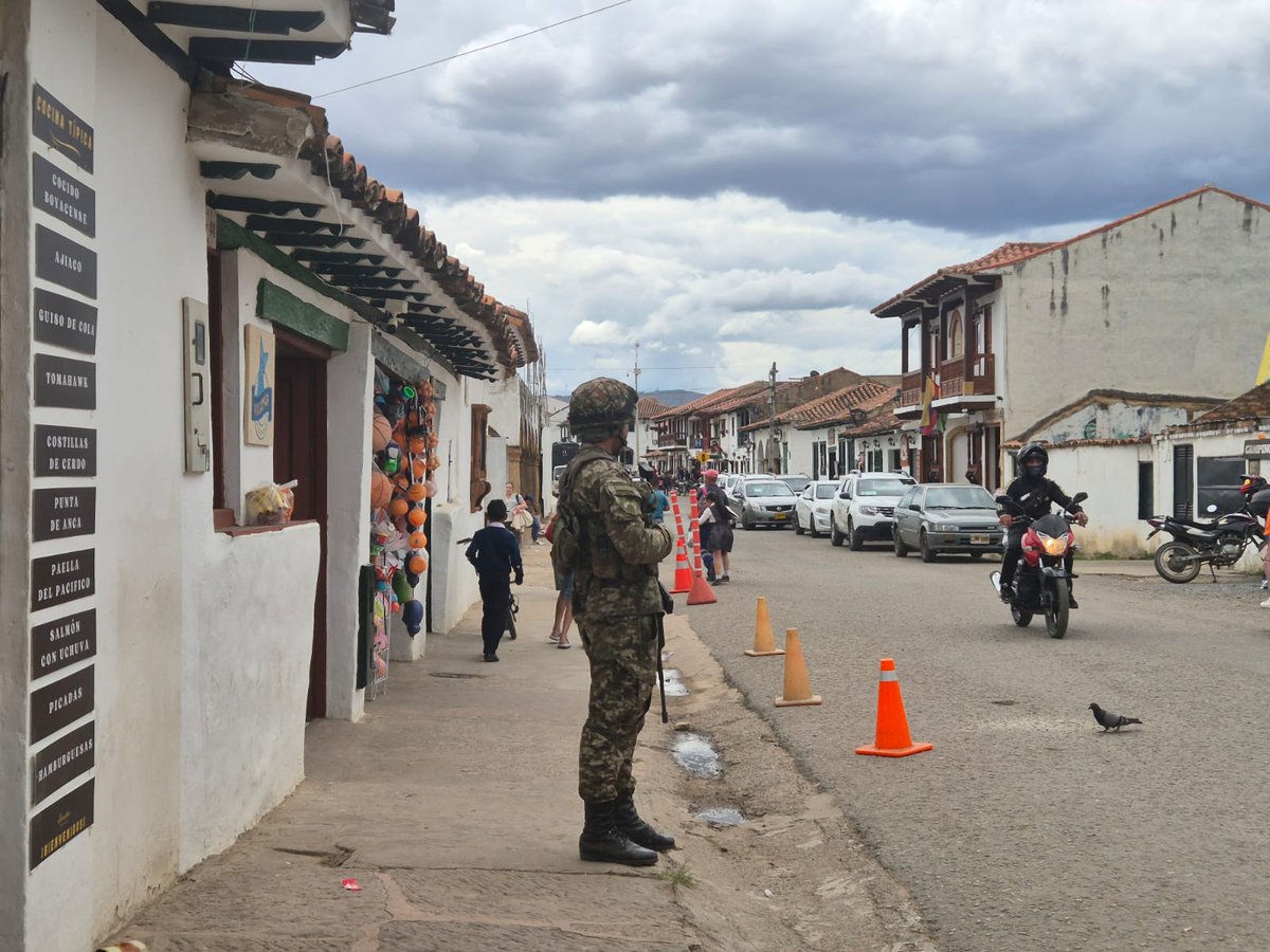 Ejercito_Div5's tweet photo. En el área general del municipio de Villa de Leyva, nuestros soldados del Batallón de Infantería N.° 2 Sucre de la #PrimeraBrigada trabajan con compromiso para garantizar la seguridad de la población civil y mantener un entorno tranquilo y protegido.
 #GarantesDelDesarrollo

#NuestroCompromisoEsColombia