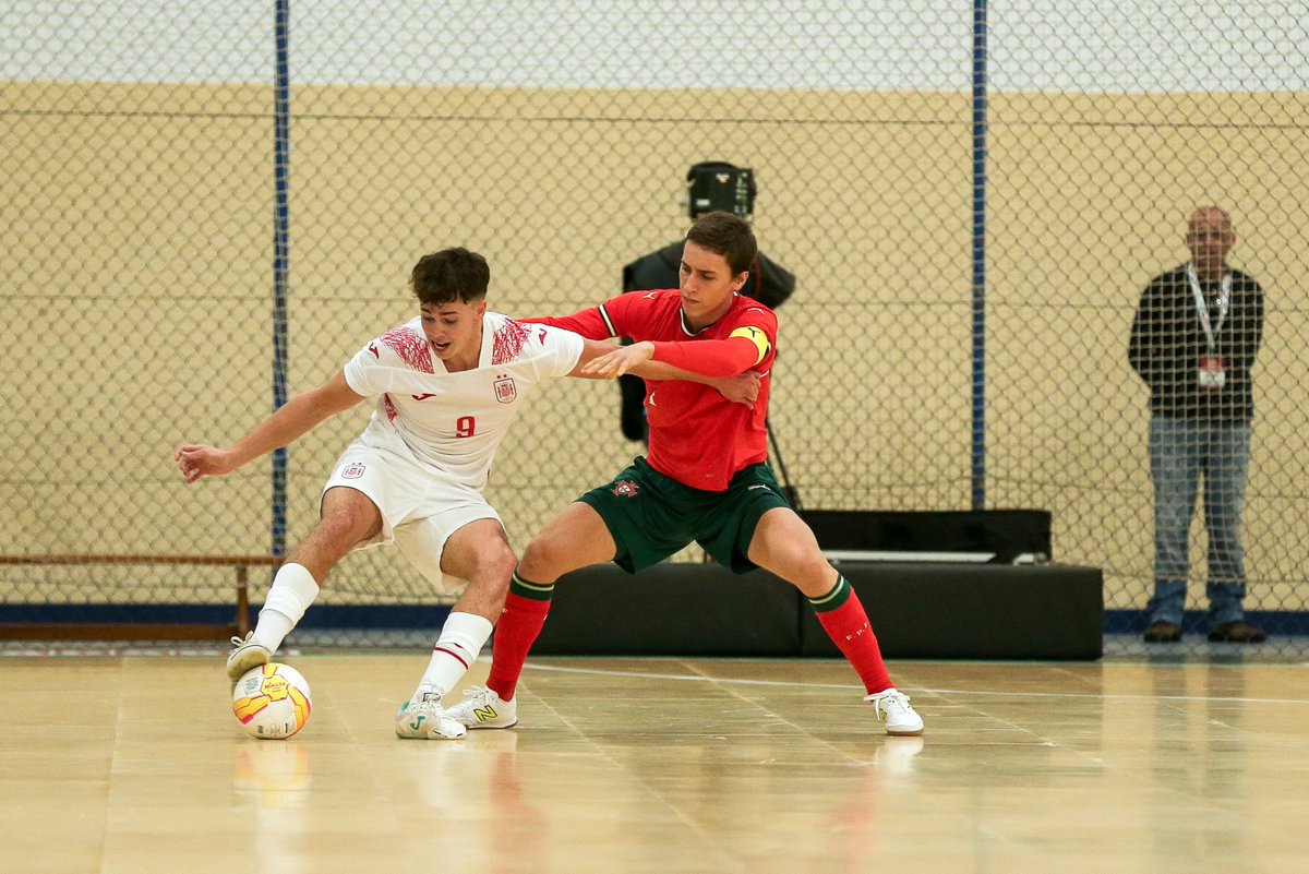 🚨 𝗨𝗻 𝗲𝗺𝗽𝗮𝘁𝗲 𝗾𝘂𝗲 𝘀𝗮𝗯𝗲 𝗮 𝗽𝗼𝗰𝗼 (𝟮-𝟮)

🟰 Portugal y España firman tablas en su primer duelo en esta nueva etapa sub-19

✍️ CRÓNICA: rfef.es/es/noticias/cr…

#FutsalEspaña #NuestraBase