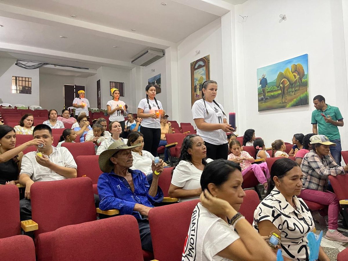 RadNalCo's tweet photo. #MiPaís 🇨🇴🕊️  La Emisora de Paz de Ituango, Antioquia 📻 acompañó el acto simbólico “Aquí Falta Alguien”, realizado por la Asociación de Mujeres Ideales de Ituango (AMII), en articulación con la Unidad de Búsqueda y la Cruz Roja. 🤝 https://t.co/vDvMKIfh8U