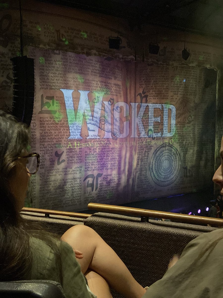 Oi gentee, agora sou eu quem vou contar a minha história com wicked, segura a thread adm 

#EuNaPremiereDeWicked <a href="/wickedmusicalbr/">WICKED BRASIL</a>  <a href="/UniversalPicsBr/">Universal Pictures Brasil</a> <a href="/tvglobo/">TV Globo 📺</a>