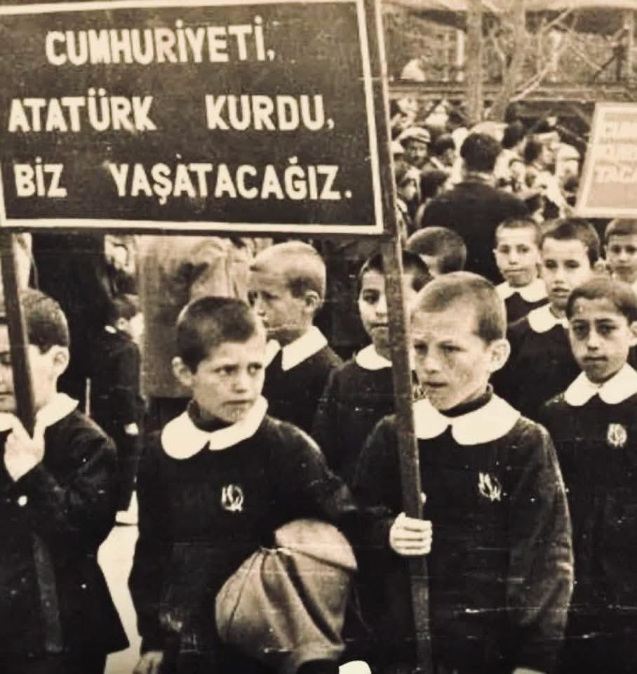 Ben, Mustafa Kemal’in öğretmeniyim.

Cumhuriyeti yaşatacak nesilleri ben yetiştireceğim!

#29EkimCumhuriyetBayramı