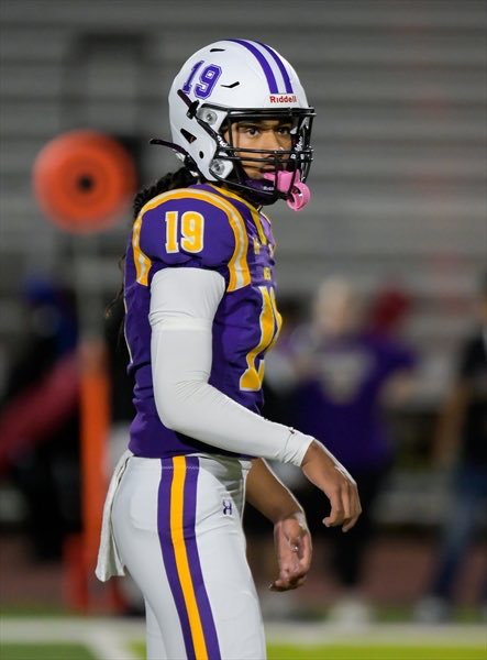 123/1000 🏈 Our QB1 is up for AZ Central Player of the Week! 🙌💜💛 Let’s show him some Jackrabbit love — head to the link in our bio and cast your vote! 🗳️