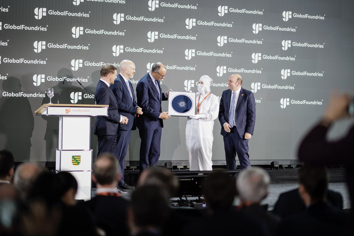 MPKretschmer's tweet image. #Sachsen ist das Herz der europäischen #Mikroelektronik – jeder 3. hergestellte Europa in Chip kommt aus dem #SiliconSaxony! Diese Erfolgsgeschichte geht weiter: @Globalfoundries investiert weitere 1,1 Mrd. Euro in das Werk in Dresden, mit Unterstützung durch den Bund &amp;amp; den…