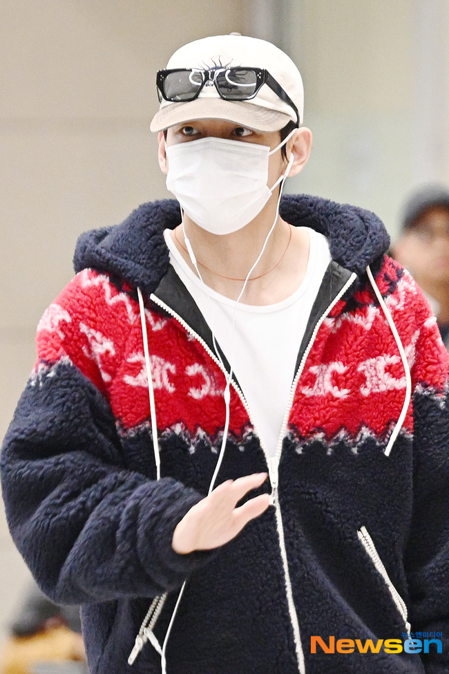 newsen_t's tweet photo. BTS 뷔 ‘눈빛만 보여도 설렘’[포토엔HD] https://t.co/aWar7a3Gmv https://t.co/KRuqiU1izF