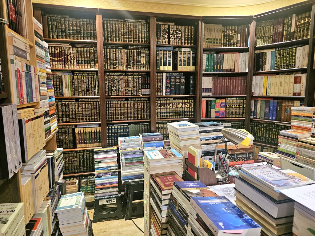 TSA_2026's tweet image. المكتباتُ تشبه أعماقَ المحيطات؛ لا تُكشف أسرارُها دفعةً واحدة، بل تظلُّ كنوزُها مطمورةً في الصمت، لا تراها إلا حين يصفو ذهنُك ويتهيّأ قلبُك لاستقبالها. في كلِّ يومٍ أعودُ إلى بعض الكتب التي اقتنيتُها منذ زمن، فأجدها كالجزر الخفية، لم أبلغها من قبل، وكأنني أكتشفها للمرّة الأولى.…