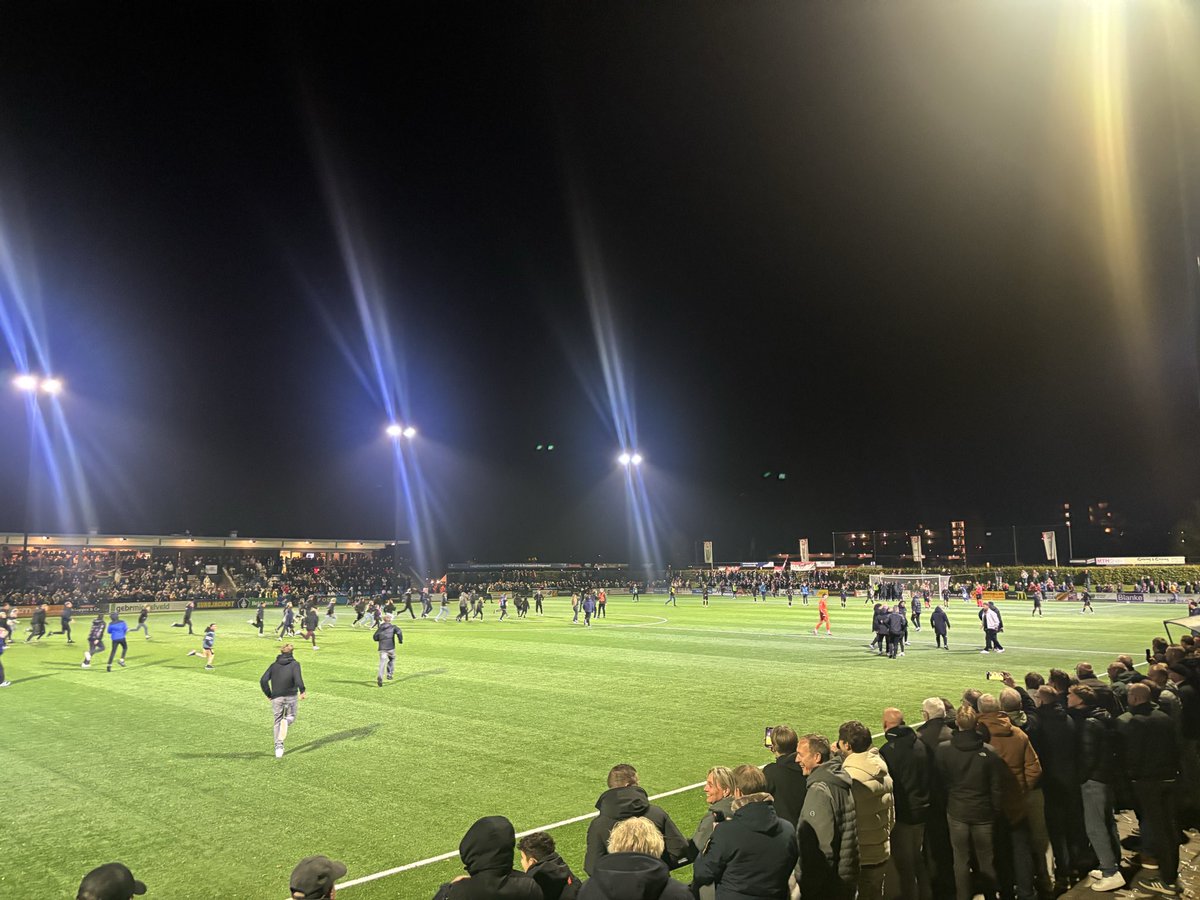 Pitch invasion in Hoogeveen ! VV Hoogeveen stunt en wint met 1-0 van FC Emmen. Mooi en spannend avondje ! #hgvemm #KNVBBeker