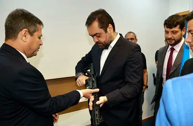 A extrema direita com Cláudio Castro faz do RJ um cenário catastrófico, colocando a polícia pra m@tar e pra m*rrer.

O mesmo que negou a Pec da Segurança do governo federal, agora coloca a culpa nos outros da sua "operação" desastrosa e usa do pânico para palco eleitoral.