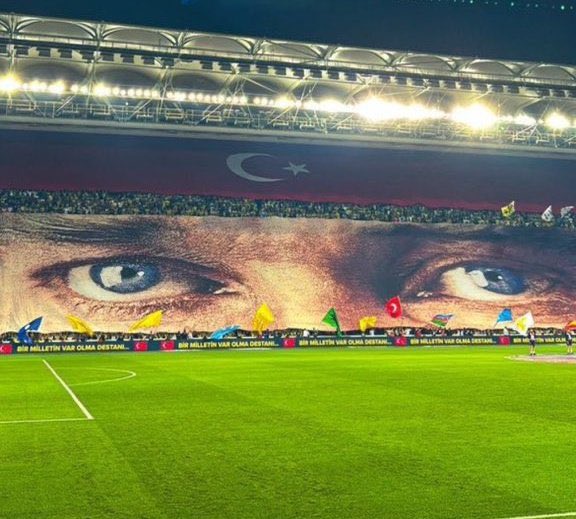 “Bir çift mavi gözün ışığında ilelebet.”

29 EKİM CUMHURİYET BAYRAMIMIZ KUTLU OLSUN.