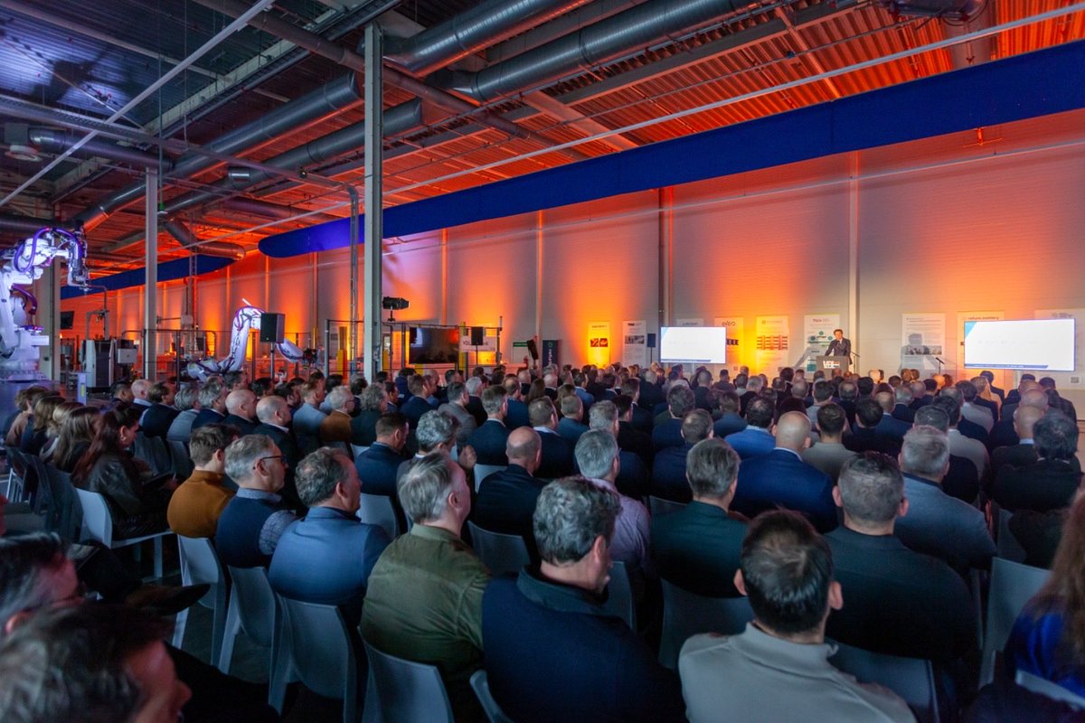 Bij VDL in Born is in enkele maanden productie van drones en ander defensiematerieel opgezet.

Snelheid én schaal. Zo maken we de militaire middelen om ons veilig te houden.

Dit biedt ook veel economische kansen. Mooi om dit met vele Limburgse bedrijven en partners te bespreken.