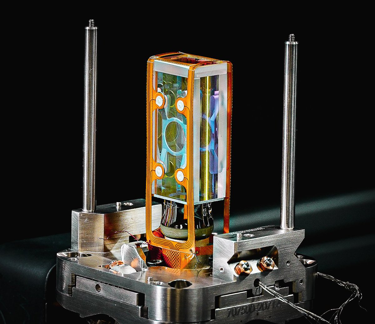 Meanwhile $CCCX Infleqtion's quantum computer doesn't need the huge cryogenic chandelier and can sit on your lap

There's a video of the CEO holding it up with his hands during an interview.