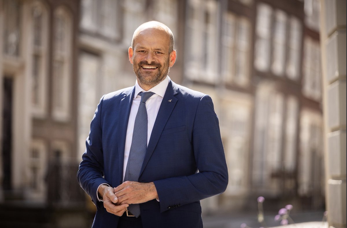 Raad_LSL's tweet photo. Rik van der Linden is vanavond door de raad aanbevolen als nieuwe burgemeester van Lansingerland! “Wij hebben gezocht naar iemand die een verbindende rol kan spelen en die de gemeente kan leiden in de ontwikkelopgaven die er zijn. Rik van der Linden past daar perfect bij.” https://t.co/7heUwFMFDM