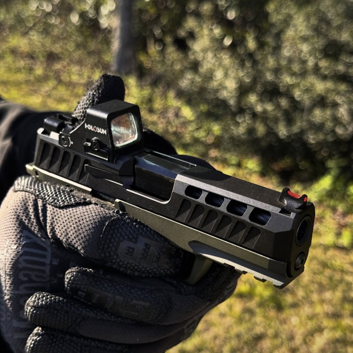 Shalo_tek's tweet image. Ready for whatever it takes? 💪 The FLEX365 is your ultimate wingman for modularity and pinpoint precision on the range. Lock in, level up, and own every shot. Available in comped,non-comped, &amp;amp; threaded options. 
🔗 Shalotek.com
#FLEX365 #RangeReady #Modular #Shalotek