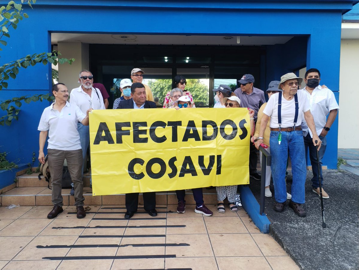 #Actualidad | Los afectados por el desfalco en COSAVI habían sido convocados a una reunión con la <a href="/PDDHElSalvador/">PDDH El Salvador</a> este 28 de octubre, pero fue cancelada por la institución tras la solicitud de los afectados de contar con acompañamiento de medios de comunicación. 

📷 LPG