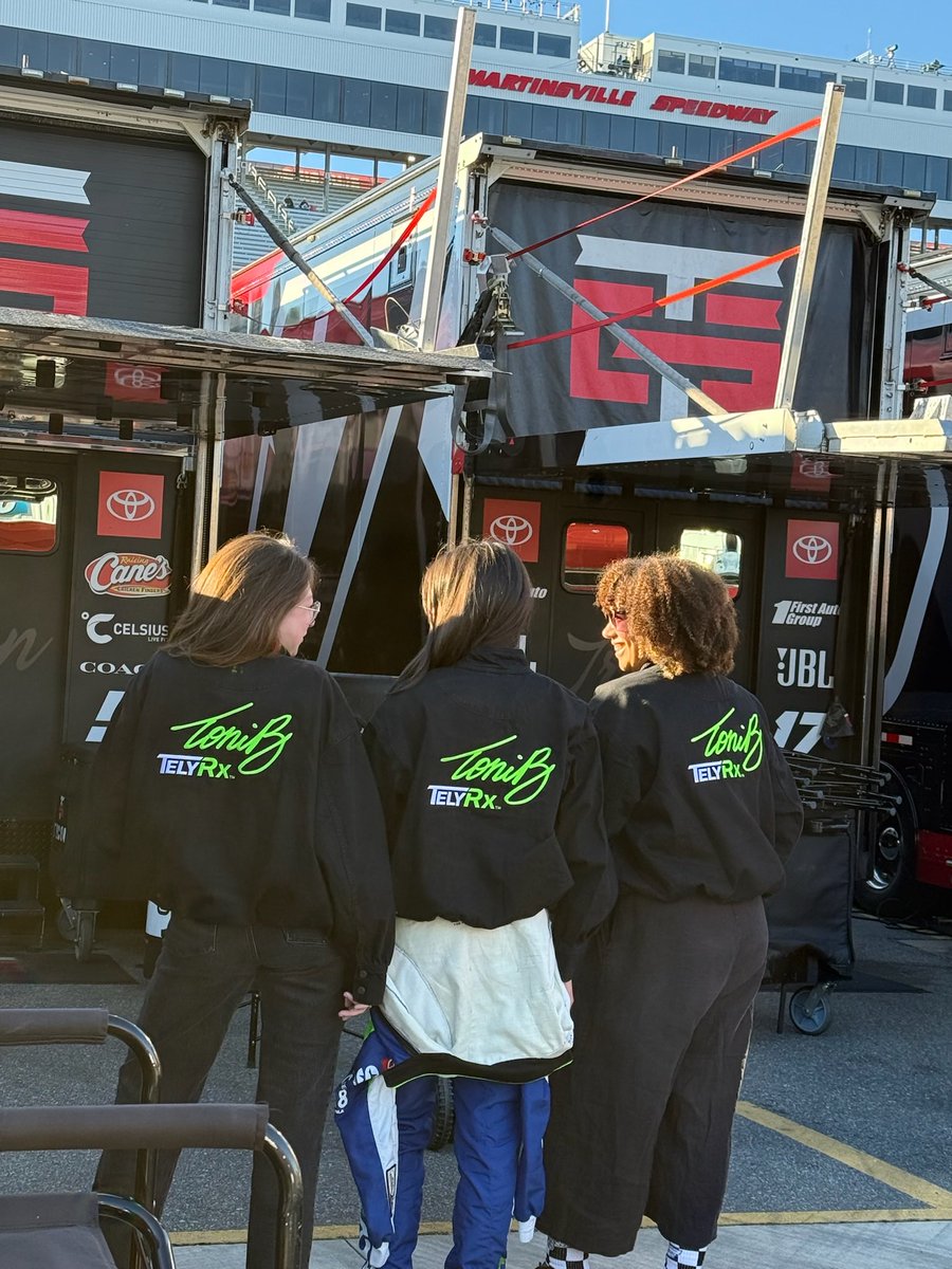 TelyRx_'s tweet photo. Our team had an absolute blast cheering on @ToniBreidinger and seeing the Tely car take on Martinsville under the lights! 💙💚 So surreal watching our colors fly by at full speed. We’re beyond proud to be on this journey with Toni and her incredible team. 🏁 https://t.co/bB2J7Jc18c