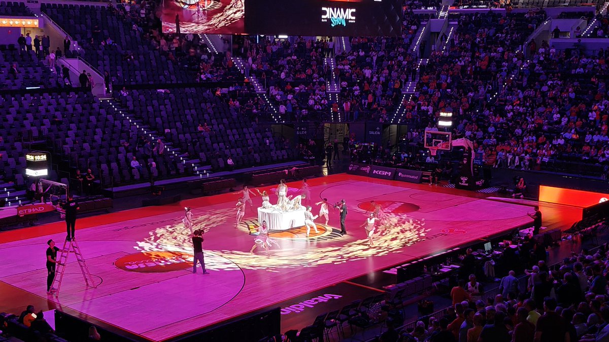Excel·lent iniciativa per part de <a href="/valenciabasket/">Valencia Basket Club</a> la d'associar-se amb Dynamic Show per a amenitzar els descansos dels partits. Una empresa valenciana molt solvent i reconeguda en el sector i gran cantera d'artistes de circ i altres disciplines