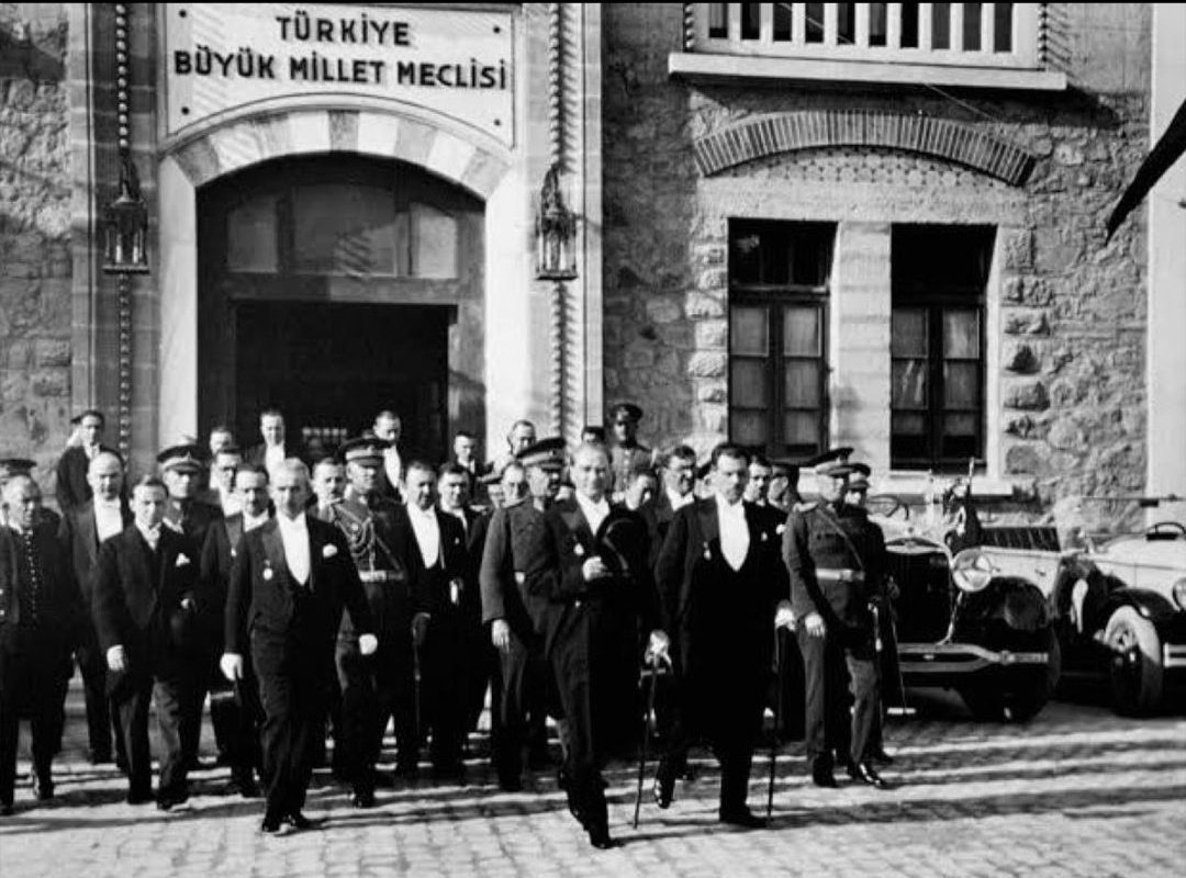 “Ey yükselen yeni nesil! İstikbal sizsiniz. Cumhuriyeti biz kurduk, onu yükseltecek ve yaşatacak sizsiniz.”

Cumhuriyetimizin ilanının 102. yılında Ulu Önder Mustafa Kemal Atatürk ve silah arkadaşlarını saygı ve dua 🤲 ile anıyoruz. #29Ekim Cumhuriyet Bayramımız kutlu olsun! 🇹🇷