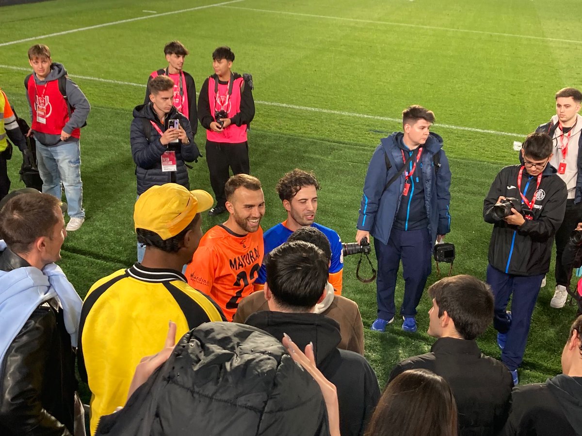 ‼️🏟️ Los Mayoral se cambian las camisetas después del partido de #CopadelRey

🎤  Kity Mayoral al micro de <a href="/PacoHernandez_R/">Paco Hernández</a> 

🤣  “Mi madre iba conmigo así que Borja…”

📸 <a href="/OscarEgido/">🎙️ Óscar Egido</a>