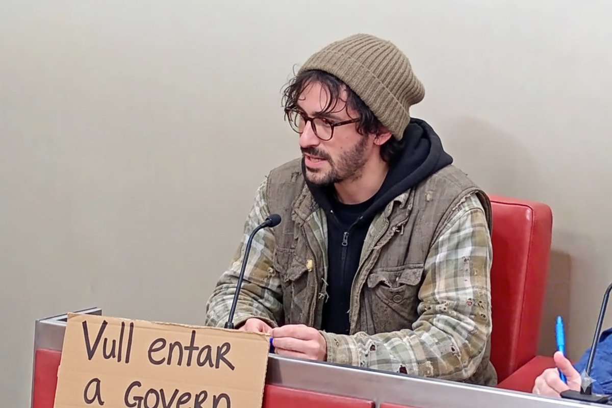 PereConca's tweet image. El Jordi Cuadras (que em té bloquejat) en la seva intenció al #PleIgualada ara mateix.

Al seu costat, na @momo68_3, què deu pensar... 🤔