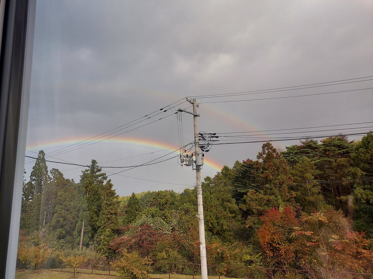 07040621's tweet photo. 家から二重の虹見えた🌈 https://t.co/2pKK9le86k