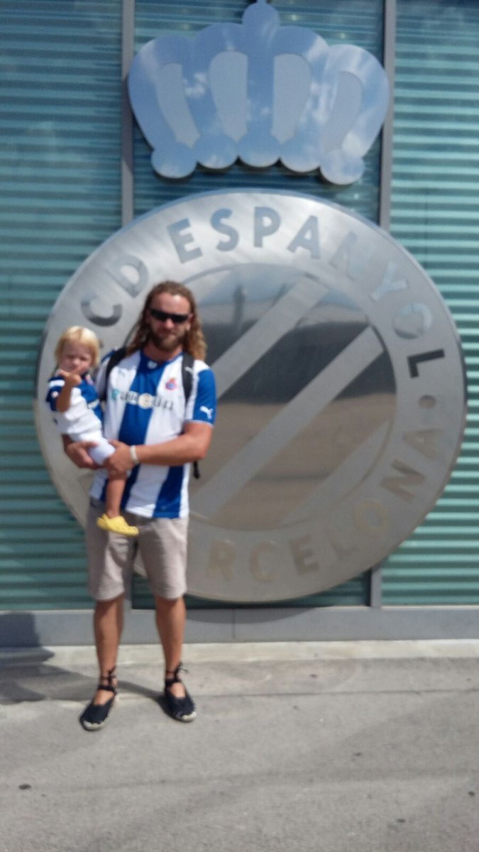 Hi erem, hi som i hi serem per molt que us pesi a alguns i algunes.
#RCDE125 anys d'orgull i sentiment perico. 
De pares a fills transmetent la força d'un sentiment. #Rcde