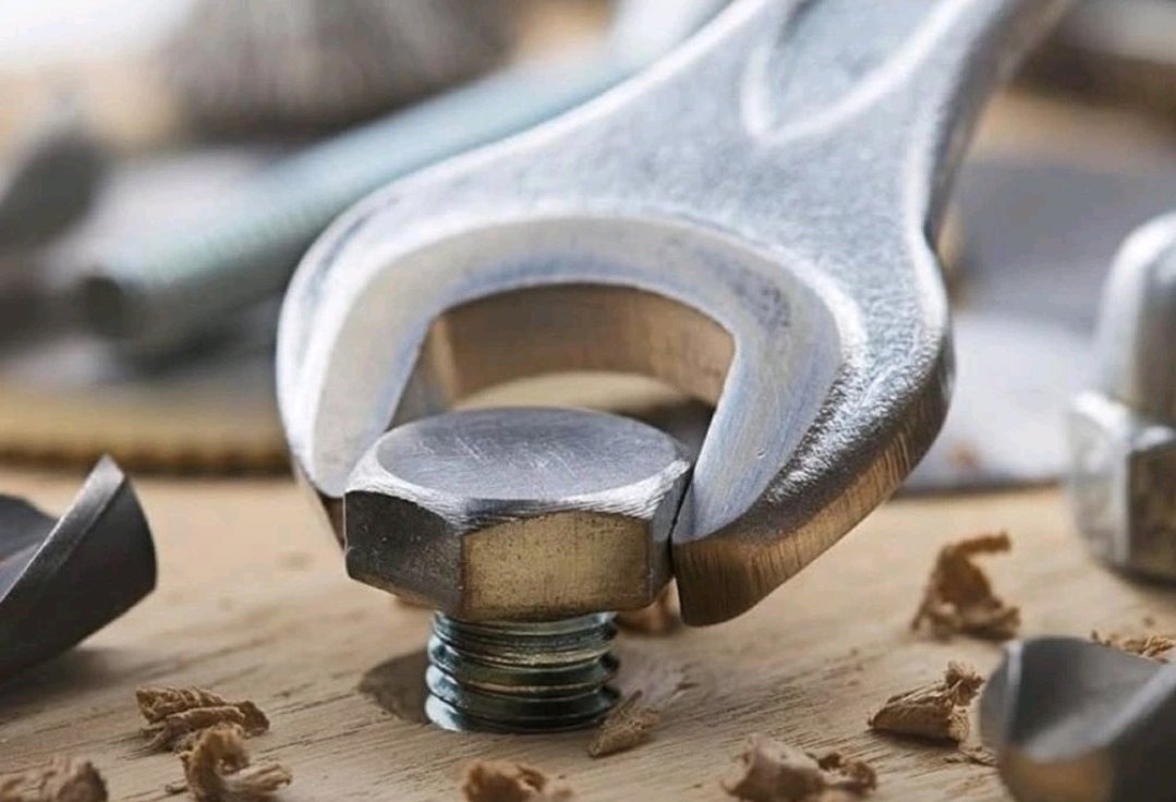 Marangoz olun gençler. Musluk tamir edin. Fayans döşemeyi, anten takmayı, araba tamir etmeyi, format atmayı falan öğrenin.Günümüzde üniversite mezunları 20-25 bin TL’ye iş bulamazken, iyi bir usta en az 2-3 katı para kazanıyor...