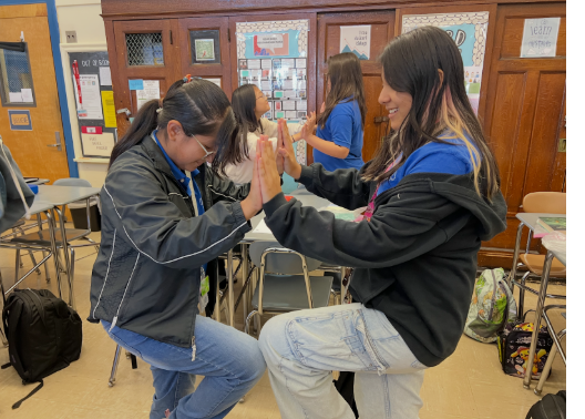 IS93Rams's tweet photo. Our scholars are learning about team building by engaging in a Brain Power activity!
¡Nuestros estudiantes aprenden a trabajar en equipo a traves de una actividad divertida de Brain Power! https://t.co/W7NvouTSQg
