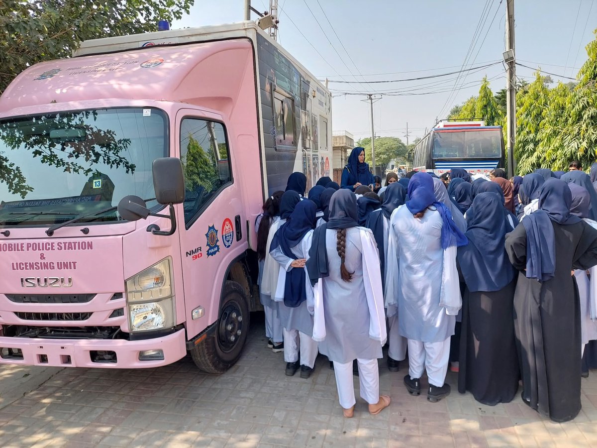 محترمہ وزیر اعلیٰ پنجاب مریم نواز صاحبہ  کی ہدایت پر پنک وین موبائل پولیس سٹیشن اینڈ لائسنسنگ یونٹ کا پنجاب  میں انعقاد طالبات کو وین کی سہولیات سے آگاہ کیا گیا۔
خواتین اب شکایات اور لائسنس سروسز کے لیے براہِ راست پنک وین سے رہنمائی حاصل کر سکتی ہیں۔
#maryamnawaz