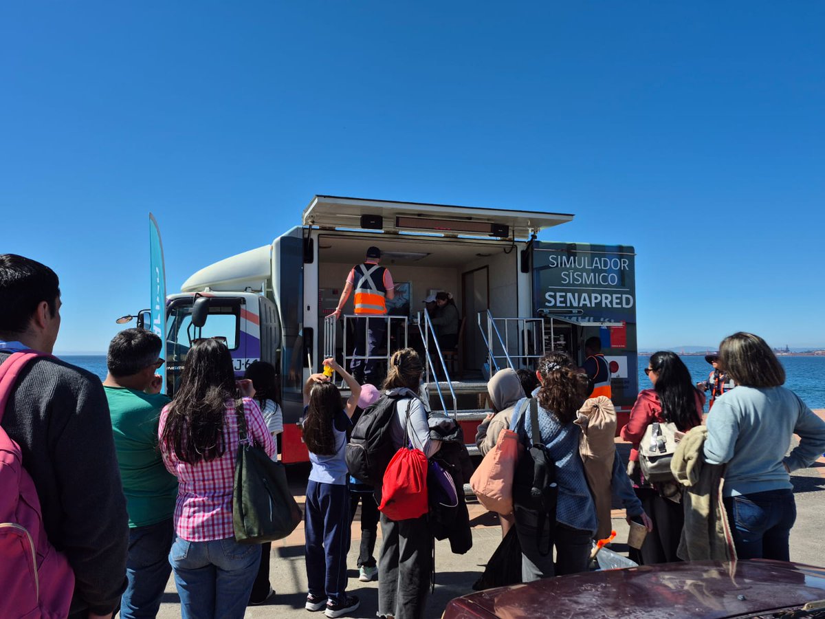 Senapred's tweet image. Continuando con las actividades por el Mes de la #RDD, #SENAPREDBiobío junto a la Municipalidad de #Hualpén visitaron Caleta Lenga para compartir una entretenida actividad con los vecinos y turistas quienes tuvieron la oportunidad de conocer nuestro #SimuladorSísmico y recrear