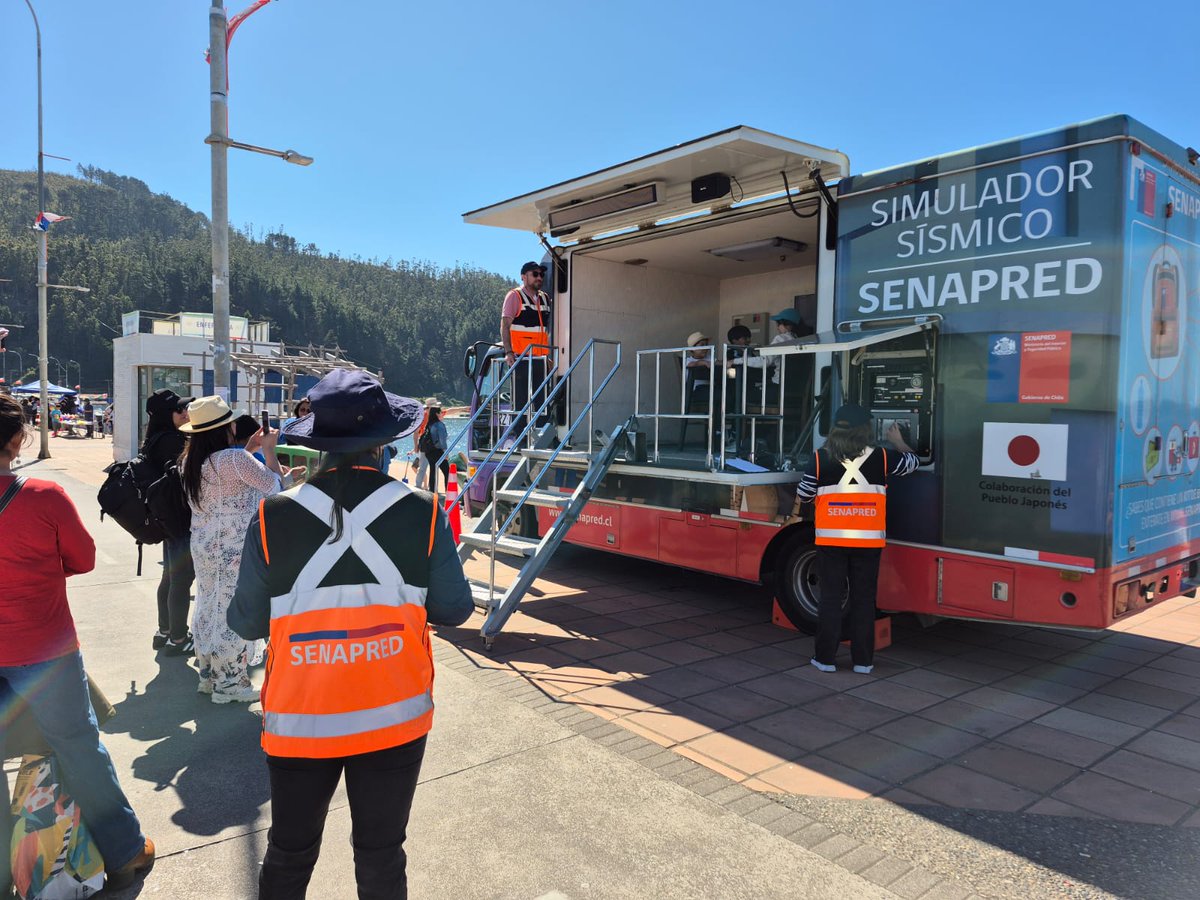 Senapred's tweet image. Continuando con las actividades por el Mes de la #RDD, #SENAPREDBiobío junto a la Municipalidad de #Hualpén visitaron Caleta Lenga para compartir una entretenida actividad con los vecinos y turistas quienes tuvieron la oportunidad de conocer nuestro #SimuladorSísmico y recrear