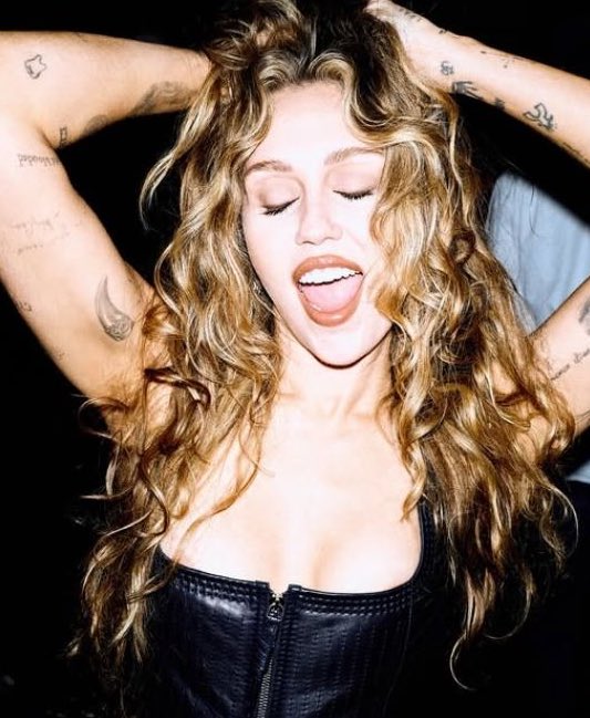 mileyrevobr's tweet image. MEU DEUS É A CARRIE BRADSHAW DA INDÚSTRIA MUSICAL MESMO!!! MILEY CYRUSSSSSSSS MEU PAI AMADO