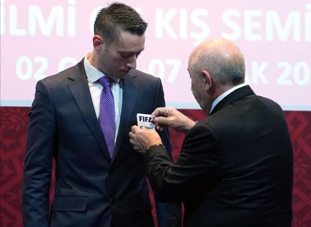 Galatasaray’a karşı nefretle maç yöneten,
kulübün resmi açıklamayla tepki gösterdiği,
Fatih Terim’in ismini vererek eleştirdiği Zorbay Küçük’e,
birkaç hafta sonra bizzat TFF Başkanı Nihat Özdemir tarafından törenle FIFA kokartı takıldı!
Unutma, unutturma..!