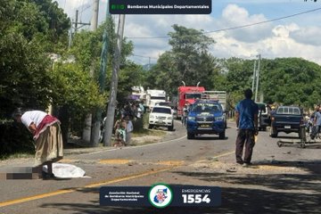 First image displays a road accident scene with a damaged motorcycle on its side near a chain-link fence surrounded by grass and trees, a white sheet covering a body on the asphalt, scattered debris including a shoe and phone, and yellow emergency tape along the road edge, overlaid with ASONBOMDGT logo and emergency number 1554. Second image shows emergency response vehicles including a red fire truck and white ambulances parked on a rural road lined with trees and utility poles, personnel in uniforms attending to the scene with a covered body visible on the ground near a blue car and pickup truck, people gathered observing, and the same logo and number overlay. Third image depicts a roadside with multiple emergency vehicles and a crowd of onlookers behind a fence, a white sheet covering a body on the pavement near a wrecked motorcycle and debris, green vegetation and a damaged guardrail in the background, with the ASONBOMDGT logo and 1554 number at the bottom.
